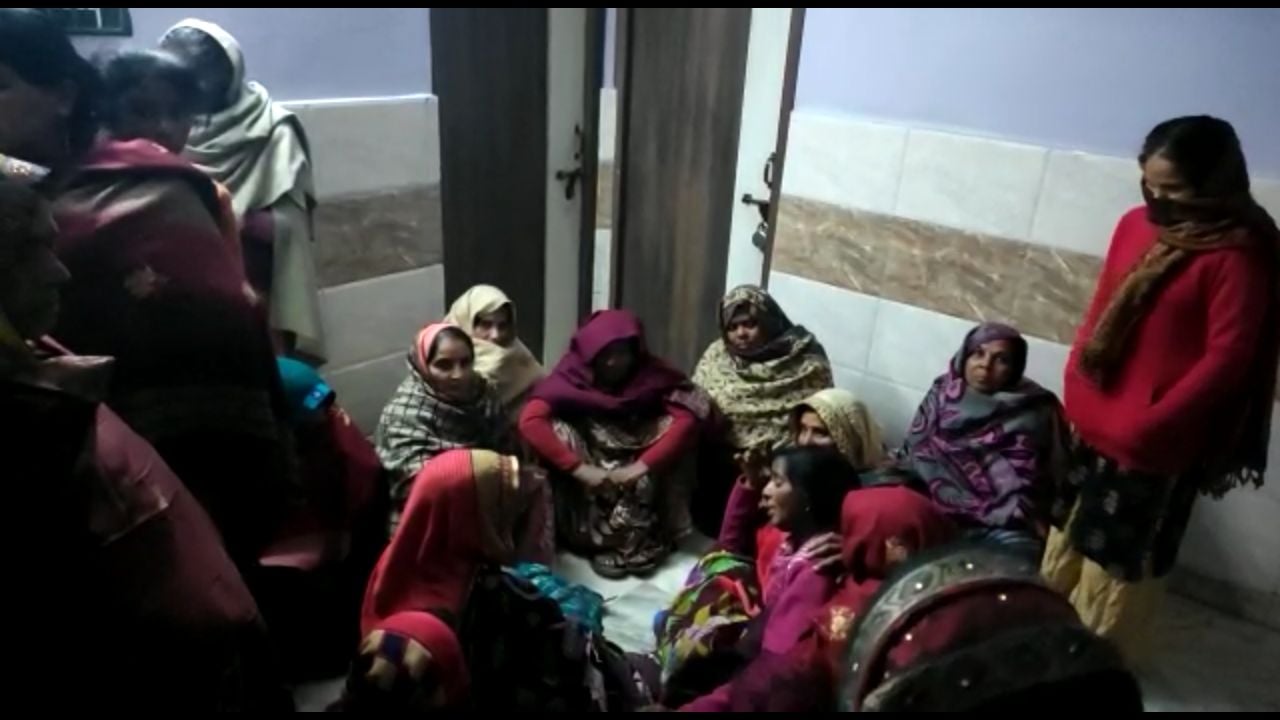प्रसूता की मौत पर बिलखते परिजन। प्रसूता की मौत पर बिलखते परिजन।