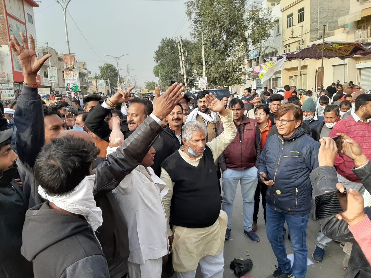 हलोपा पर वोट खरीदने के आरोप लगाकर नारेबाजी करते कांग्रेसी कार्यकर्ता। हलोपा पर वोट खरीदने के आरोप लगाकर नारेबाजी करते कांग्रेसी कार्यकर्ता।