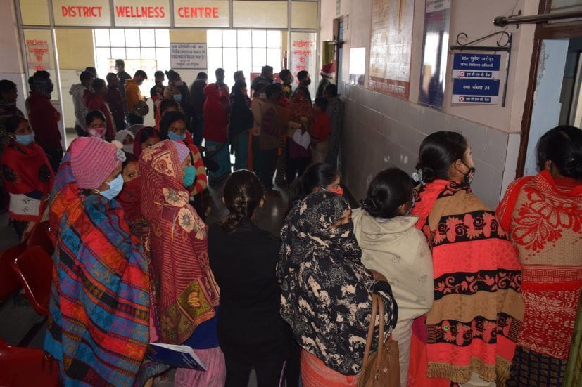 रुद्रपुर जिला अस्पताल की ओपीडी की लाइन में खड़े लोग। रुद्रपुर जिला अस्पताल की ओपीडी की लाइन में खड़े लोग।