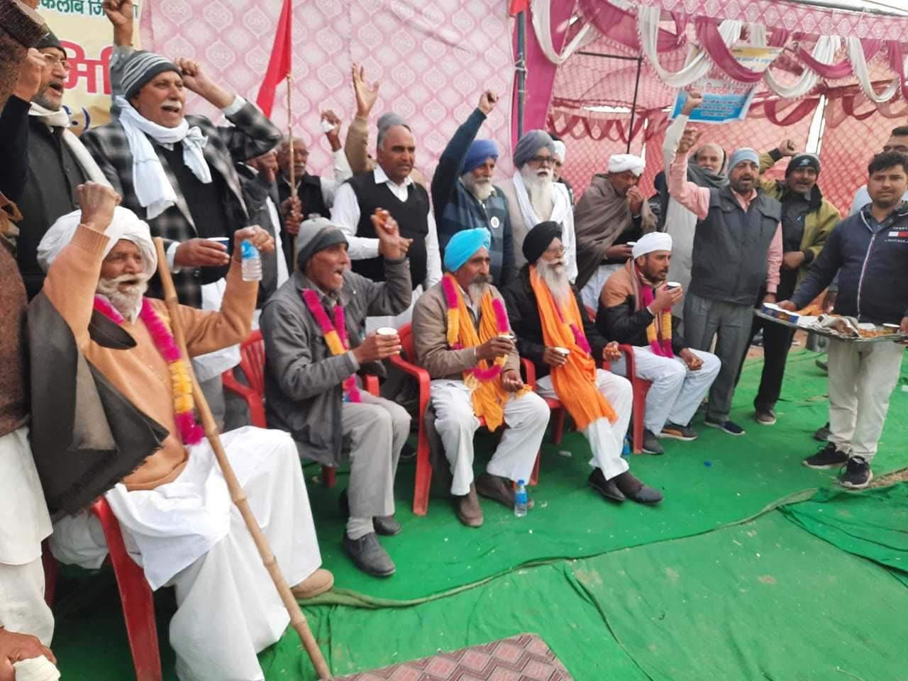 पानी पीकर भूख हड़ताल खत्म करते किसान। पानी पीकर भूख हड़ताल खत्म करते किसान।