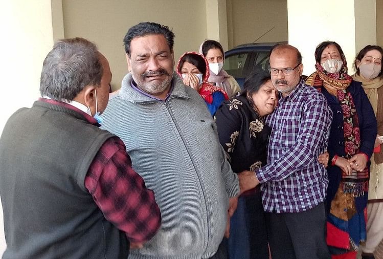 बिलखते आरजू के परिजन