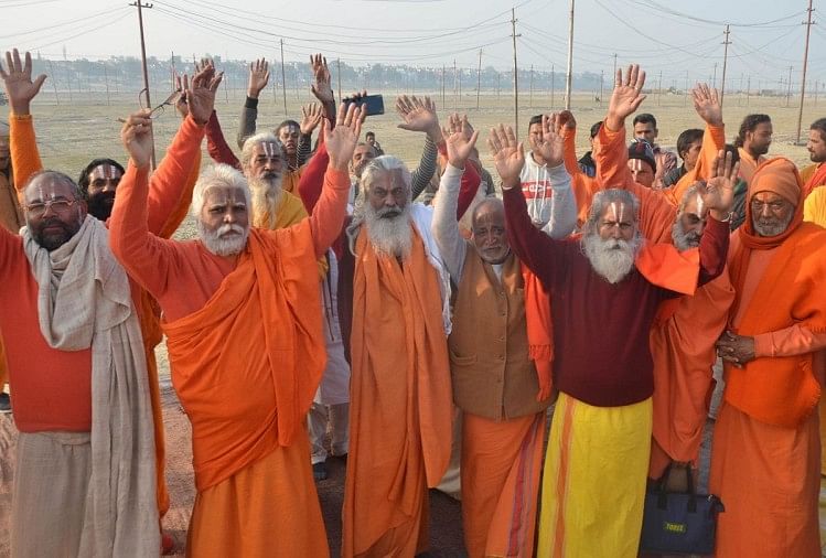 Prayagraj Magh Mela 2021 : खाकचौक व्यवस्था समिति के निर्णय को हाईकोर्ट में चुनौती देंगे संत prayagraj news : भूमि आवंटन को लेकर संतों ने प्रदर्शन किया।