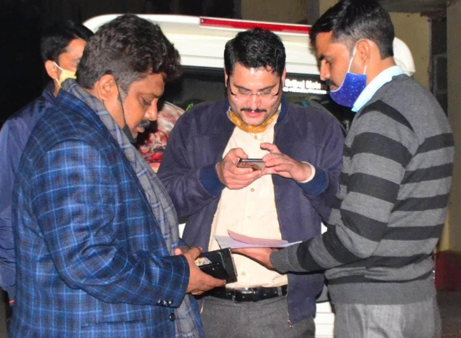 बांदा : कोर्ट के बाहर टीम के सदस्यों से मंत्रणा करते सीबीआई सीओ अमित कुमार। बांदा : कोर्ट के बाहर टीम के सदस्यों से मंत्रणा करते सीबीआई सीओ अमित कुमार।