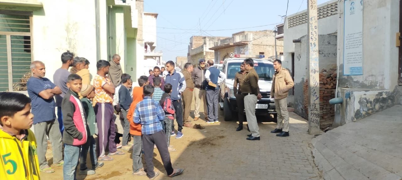 बैंक में डकैती की वारदात के बाद मौके पर पहुंची पुलिस। बैंक में डकैती की वारदात के बाद मौके पर पहुंची पुलिस।