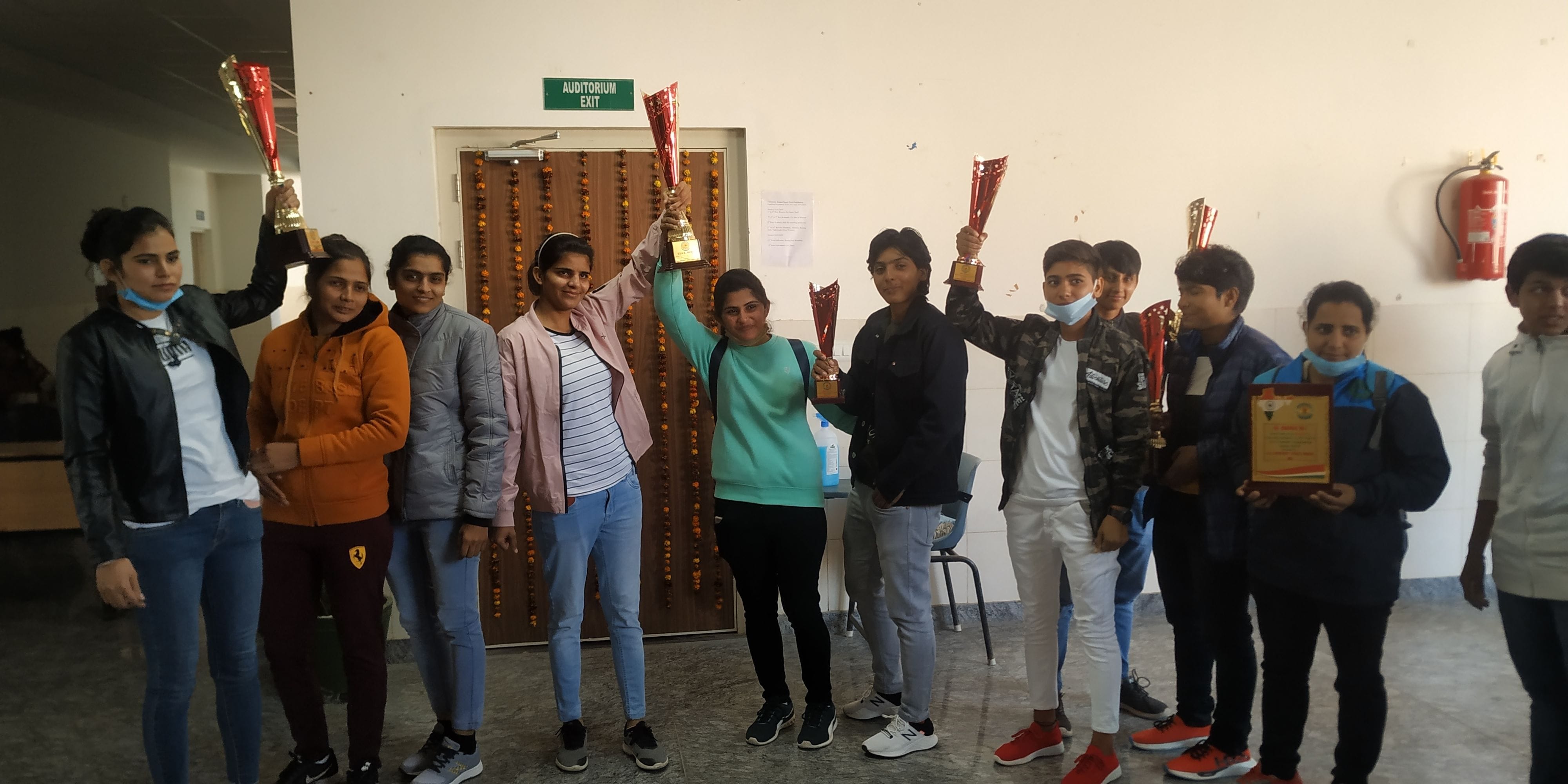 सम्मान प्राप्त करने के बाद खुशी मनाते विवि की खिलाड़ी। अमर उजाला