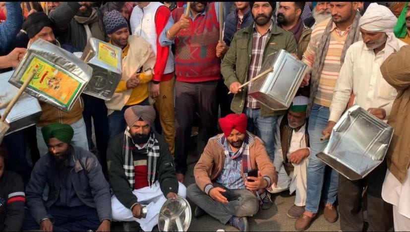 गाजीपुर बॉर्डर पर थालियां व कनस्तर बजाते ऊधम सिंह नगर के किसान।