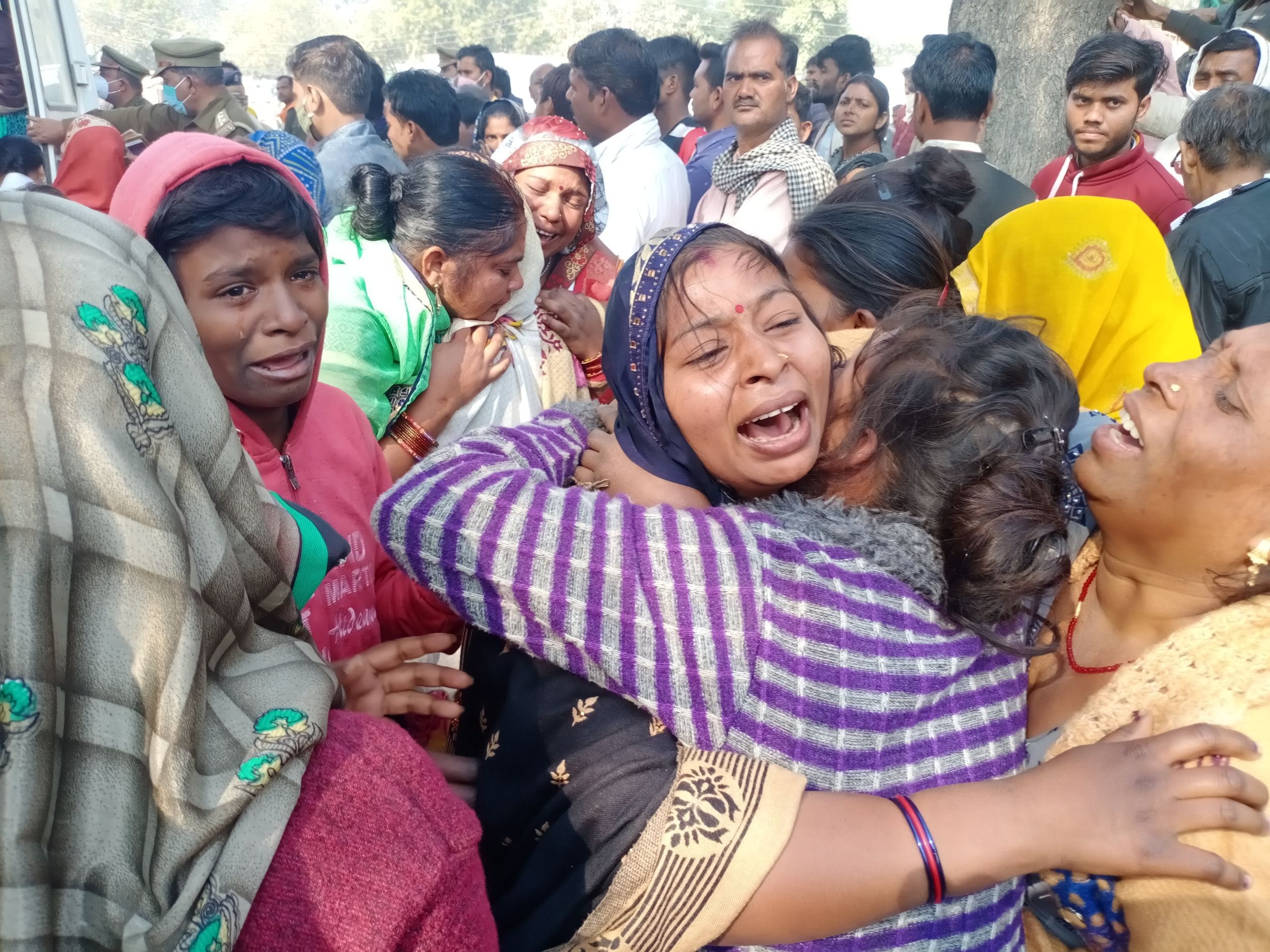 रोती बिलखती बहन प्रीती व अन्य परिजन