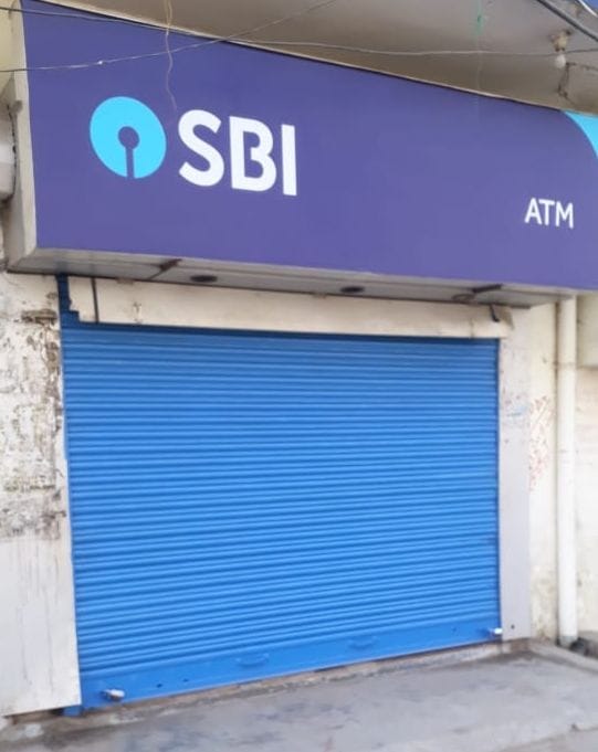 चौडगरा में एसबीअई के एटीएम में लगा ताला
