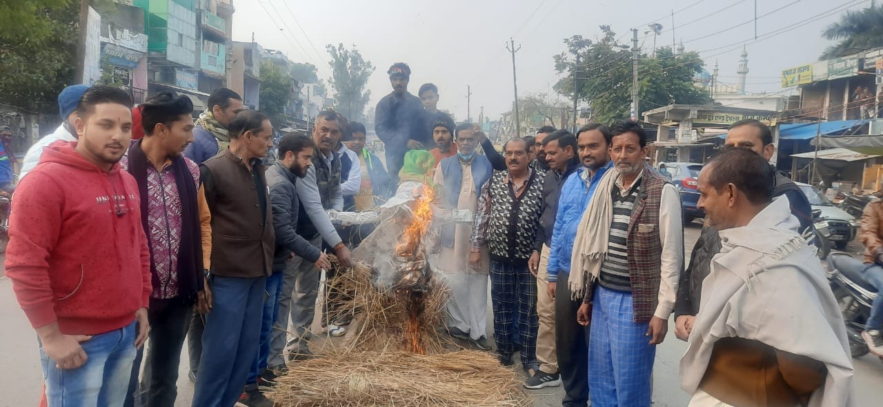 छुटमलपुर में राकेश टिकैत का पुतला फूंकते ब्राहमण समाज के लोग छुटमलपुर में राकेश टिकैत का पुतला फूंकते ब्राहमण समाज के लोग