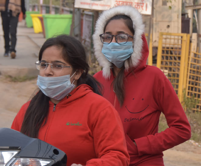 सहारनपुर में ठिठरती ठंड में गर्म कपड़ो का सहारा लेती युवतियां सहारनपुर में ठिठरती ठंड में गर्म कपड़ो का सहारा लेती युवतियां