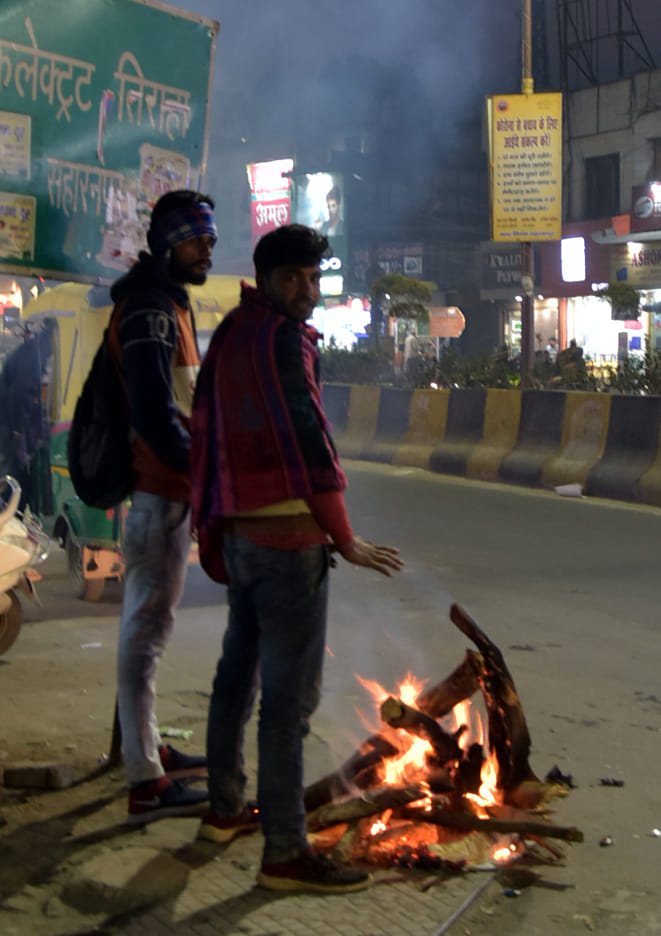 दिल्ली रोड़ पर ठिठरती ठंड में अलाव के सहारा बस का इंतजार करते यात्री दिल्ली रोड़ पर ठिठरती ठंड में अलाव के सहारा बस का इंतजार करते यात्री