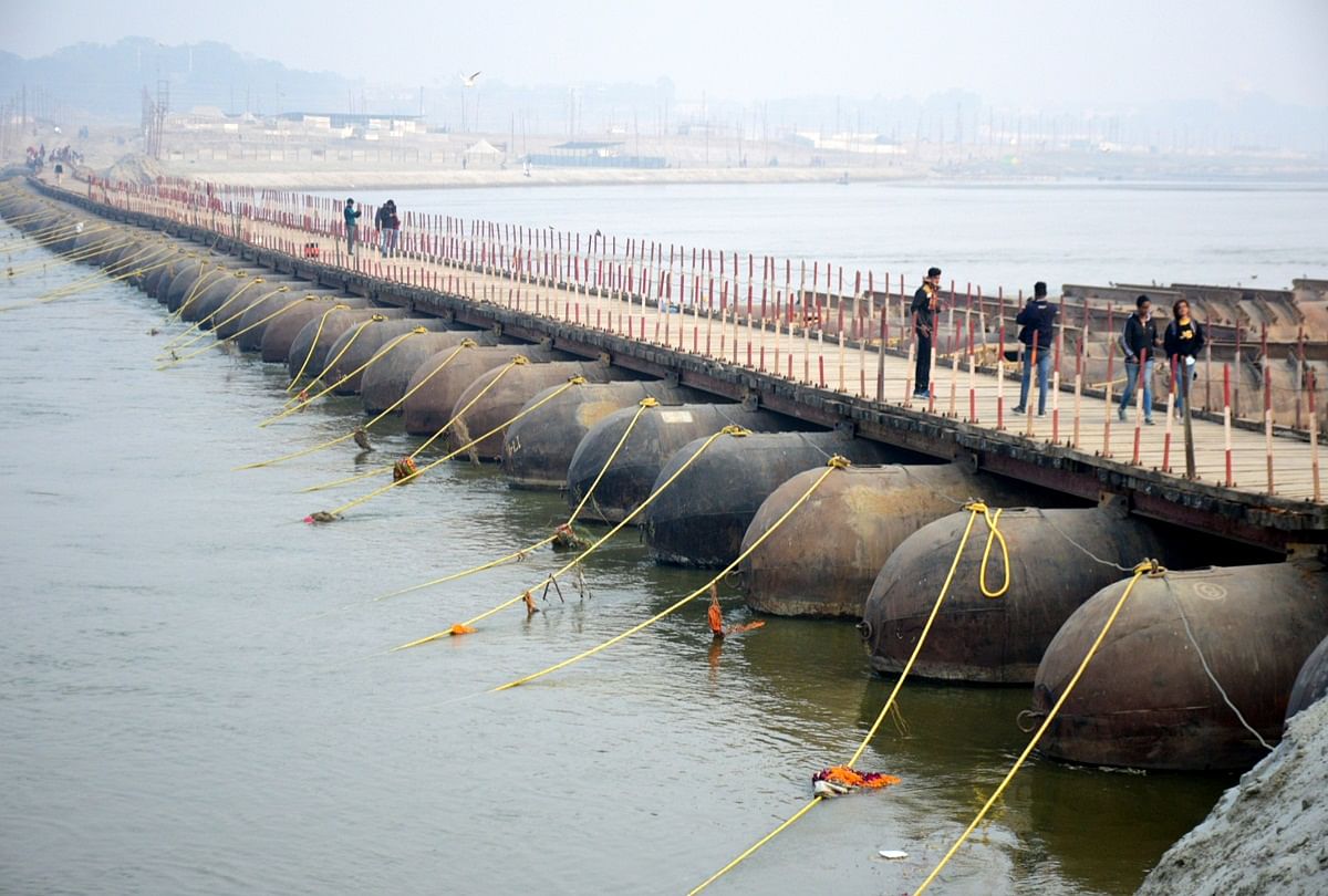 Stirred As Ganga Water Turns Black, Central Team Takes Sample From Sangam - गंगा जल के काला पड़ने पर हड़कंप, केंद्रीय टीम ने संगम से लिया नमूना - Amar Ujala Hindi News Live