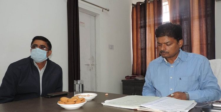 राजस्व वसूली में तेजी लाकर लक्ष्य को करें पूरा: आरटीओ सहायक क्षेत्रीय परिवहन कार्यालय में पत्रावली जांचते आरटीओ संजय सिंह।