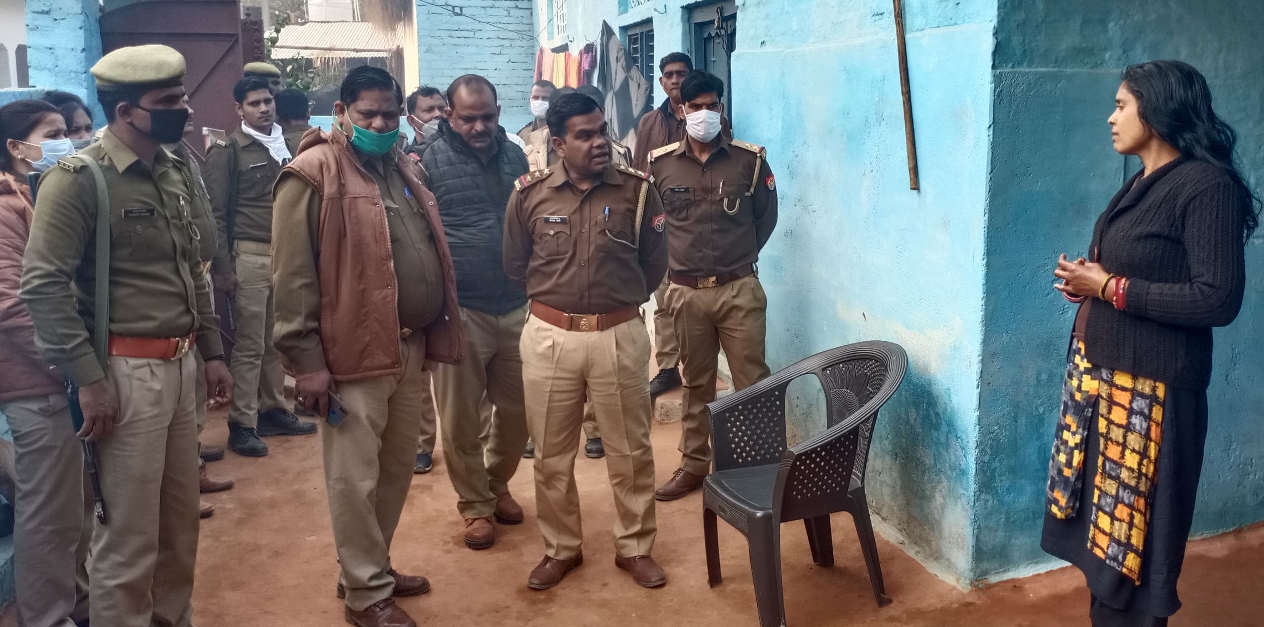 देवरी गांव में प्रधान प्रतिनिधि अंशू के घर दबिस देने गई पुलिस, चचेरी बहन पूछताछ करती देवरी गांव में प्रधान प्रतिनिधि अंशू के घर दबिस देने गई पुलिस, चचेरी बहन पूछताछ करती