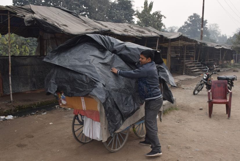 रुद्रपुर में खुद अतिक्रमण हटाकर घर को जाते फड़ व्यापारी व पीछे खाली पड़ी दुकानें। रुद्रपुर में खुद अतिक्रमण हटाकर घर को जाते फड़ व्यापारी व पीछे खाली पड़ी दुकानें।
