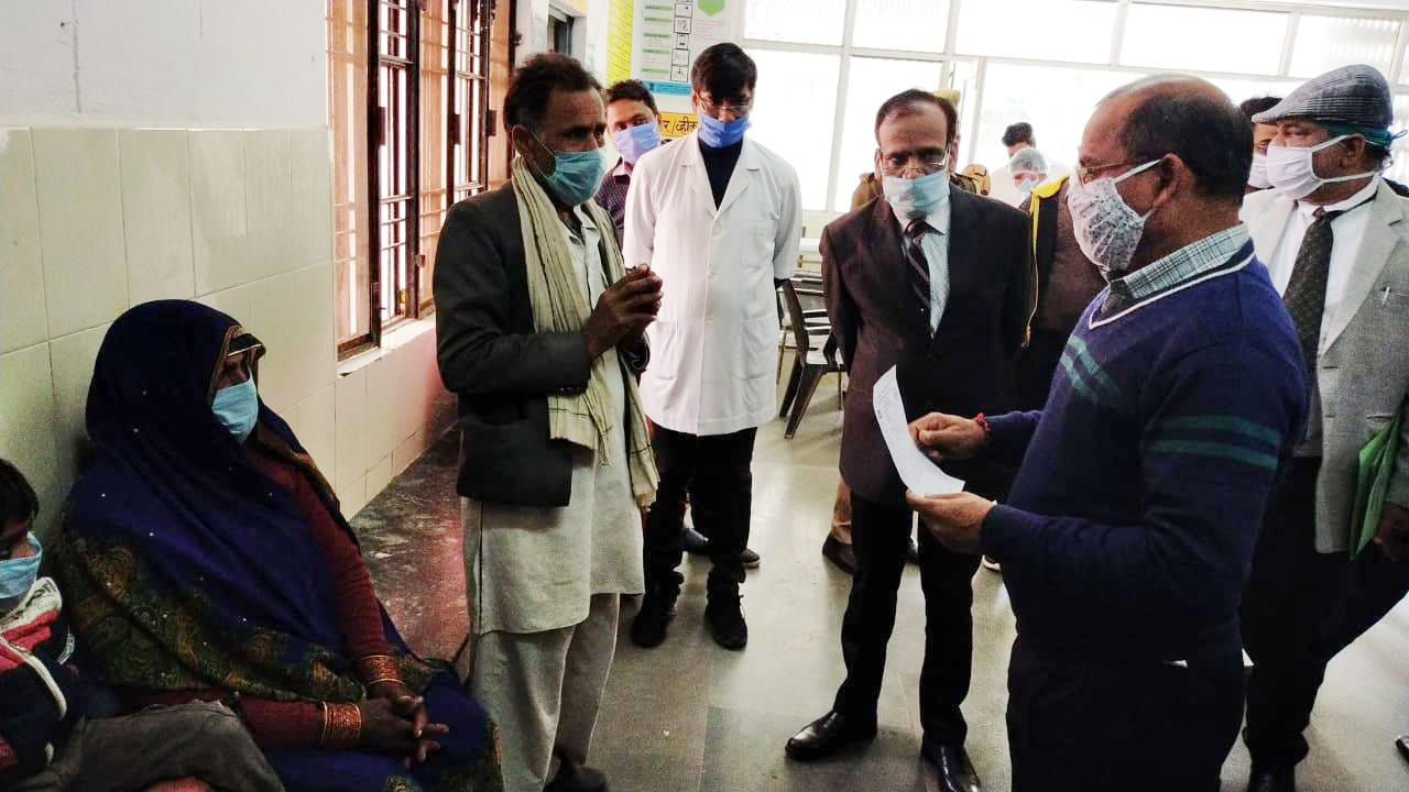 बिरधा कें सामुदायिक स्वास्थ्य केन्द्र का औचक निरीक्षण के दौरान मरीजों के परिजन से बात करते  मंडल?