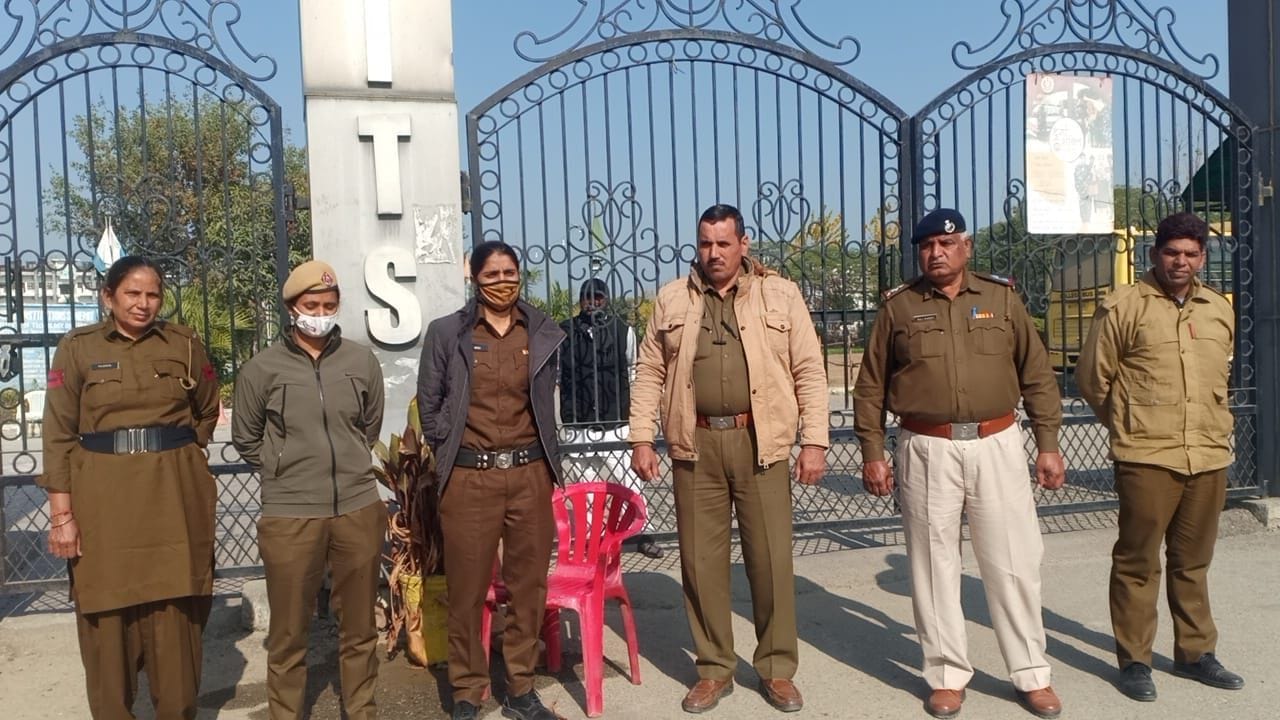 बीट्स कॉलेज के मुख्य गेट पर तैनात पुलिस कर्मी। संवाद बीट्स कॉलेज के मुख्य गेट पर तैनात पुलिस कर्मी। संवाद