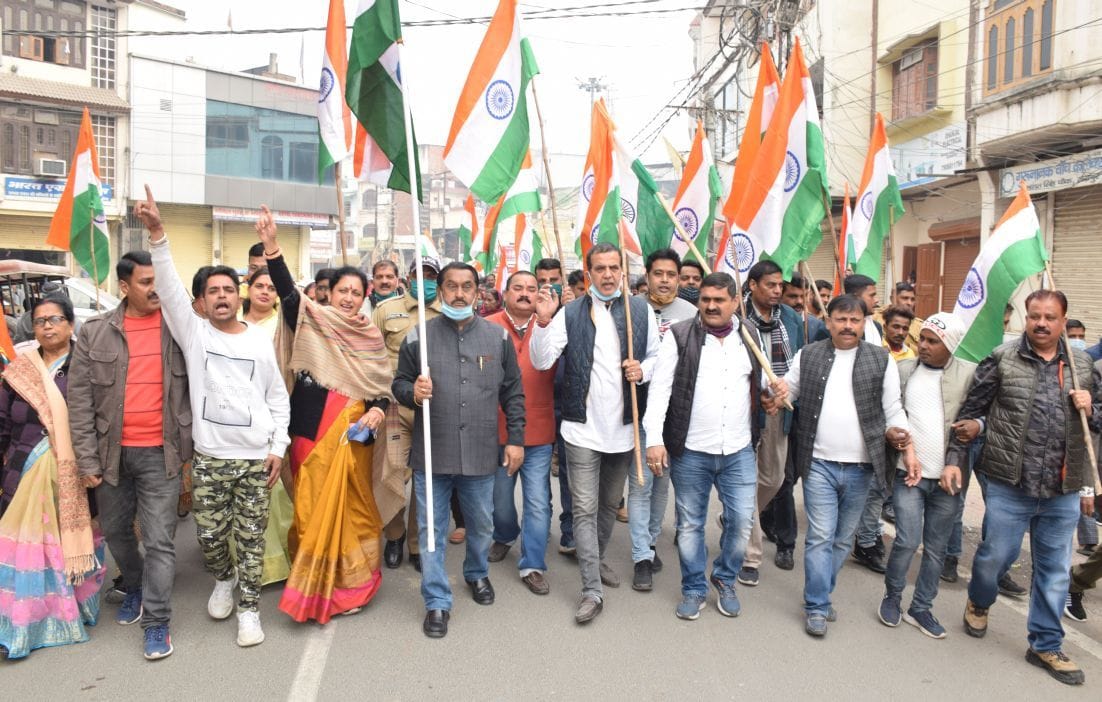 रुद्रपुर के मुख्य बाजार में तिरंगा यात्रा निकालते कांग्रेसी। रुद्रपुर के मुख्य बाजार में तिरंगा यात्रा निकालते कांग्रेसी।