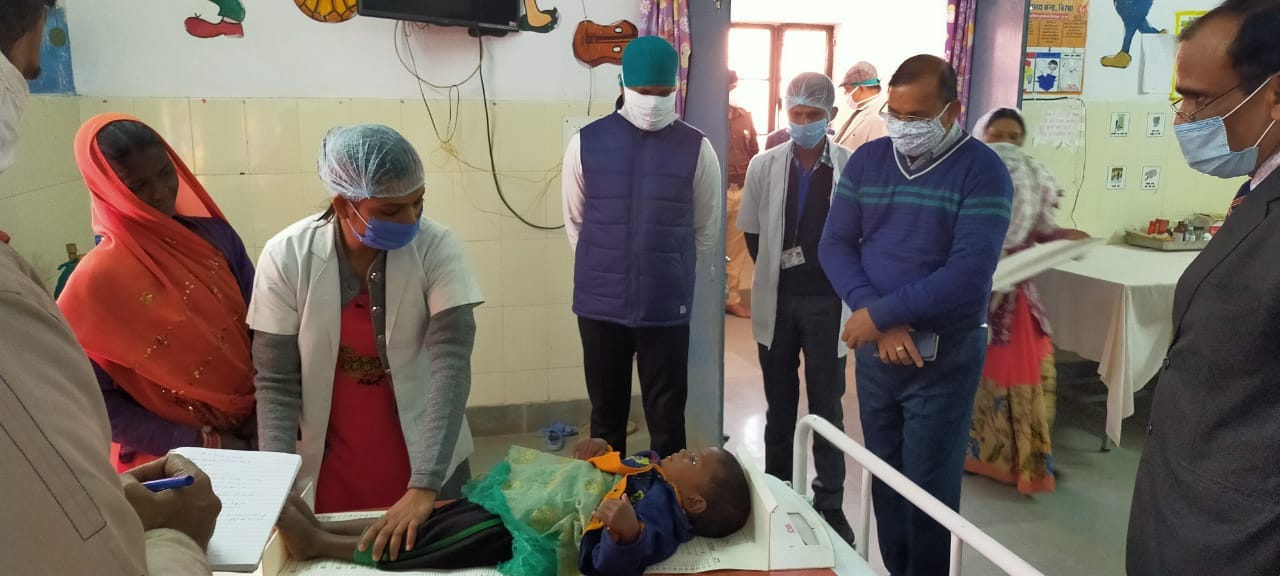 बिरधा कें सामुदायिक स्वास्थ्य केन्द्र का औचक निरीक्षण करते मंडलायुक्त सुभाष चंद शर्मा