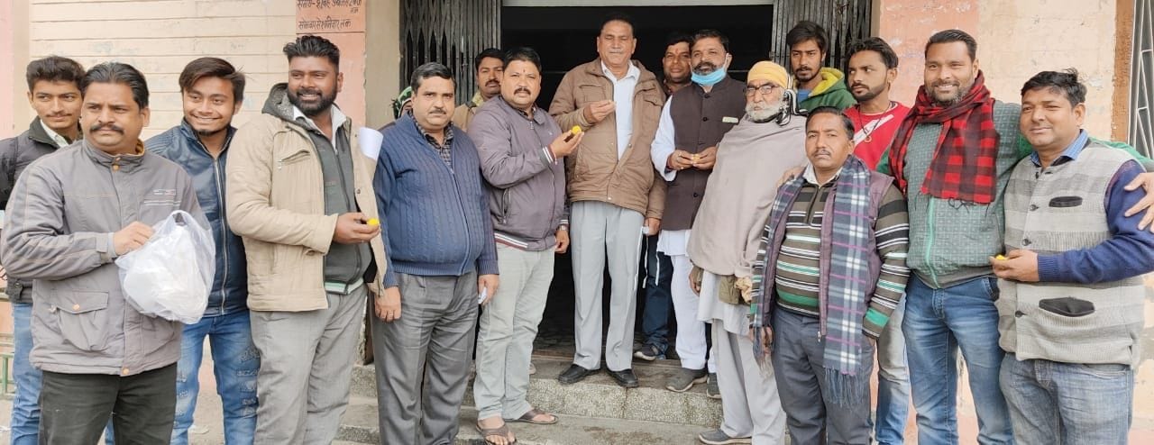 बाजपुर में कांग्रेस स्थापना दिवस मनाते कार्यकर्ता। बाजपुर में कांग्रेस स्थापना दिवस मनाते कार्यकर्ता।
