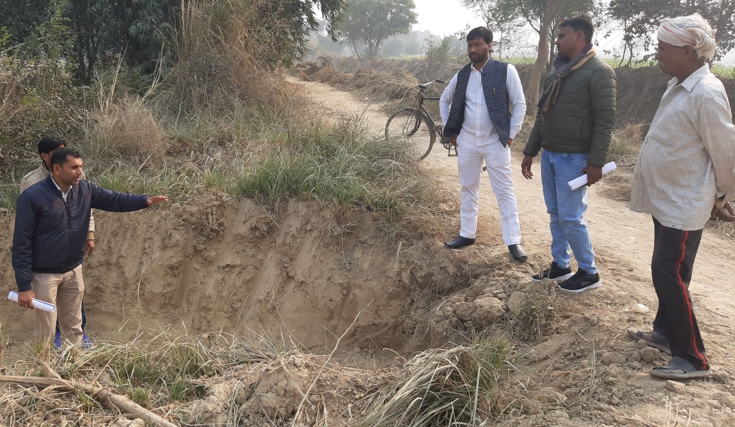 स्थलीय निरीक्षण करते हसवा ब्लाक प्रमुख अक्षय लोधी