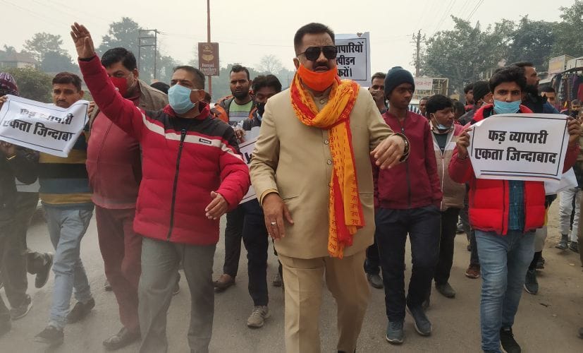 रुद्रपुर में विधायक राजकुमार ठुकराल के साथ रैली निकालकर एनएचएआई के दफ्तर जाते व्यापारी। रुद्रपुर में विधायक राजकुमार ठुकराल के साथ रैली निकालकर एनएचएआई के दफ्तर जाते व्यापारी।