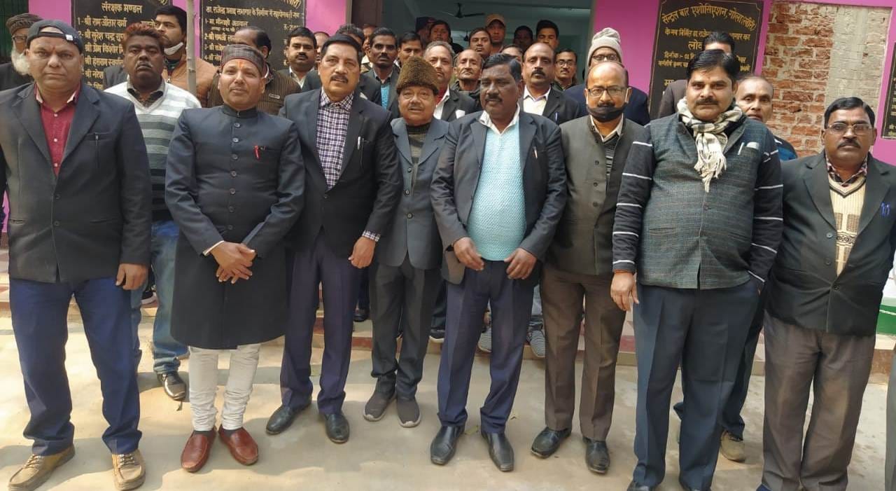 गोला तहसील में प्रदर्शन करते वकील। संवाद गोला तहसील में प्रदर्शन करते वकील। संवाद