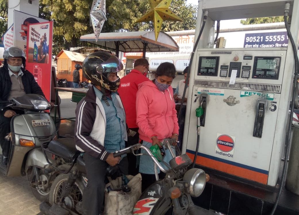 Women Job On Petrol Pump First Time In Moradabad - उम्मीद का उजियारा :  लॉकडाउन में रोजगार पर लगा ताला तो महिलाओं ने परिवार संभाला - Moradabad News