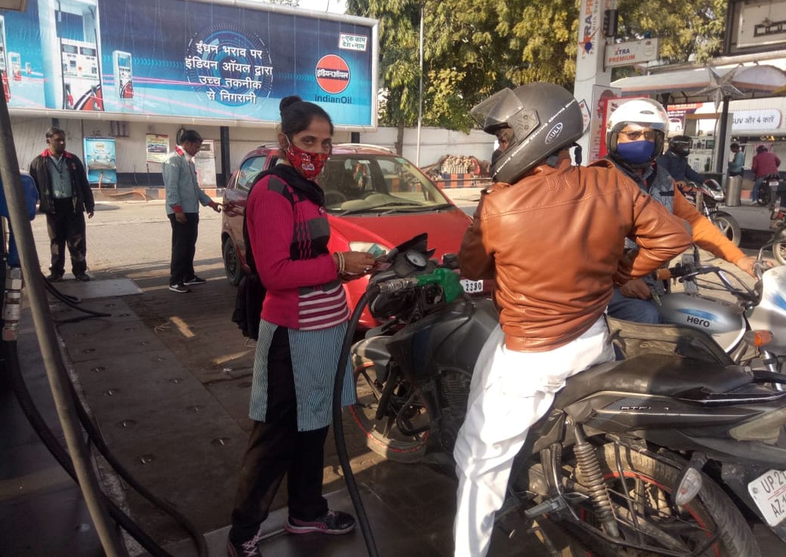 कांठ रोड स्थित पेट्रोल पम्प पर गाडियों में पेट्रोल डालती सुमैय्या