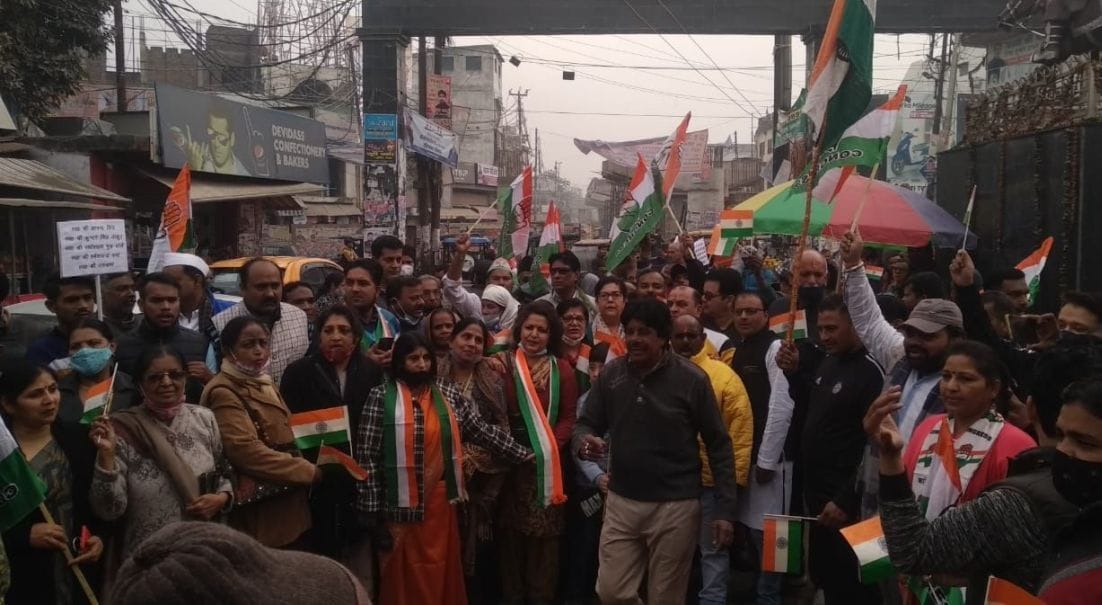 काशीपुर में स्थापना दिवस पर तिरंगा यात्रा निकालते कांग्रेस कार्यकर्ता। काशीपुर में स्थापना दिवस पर तिरंगा यात्रा निकालते कांग्रेस कार्यकर्ता।