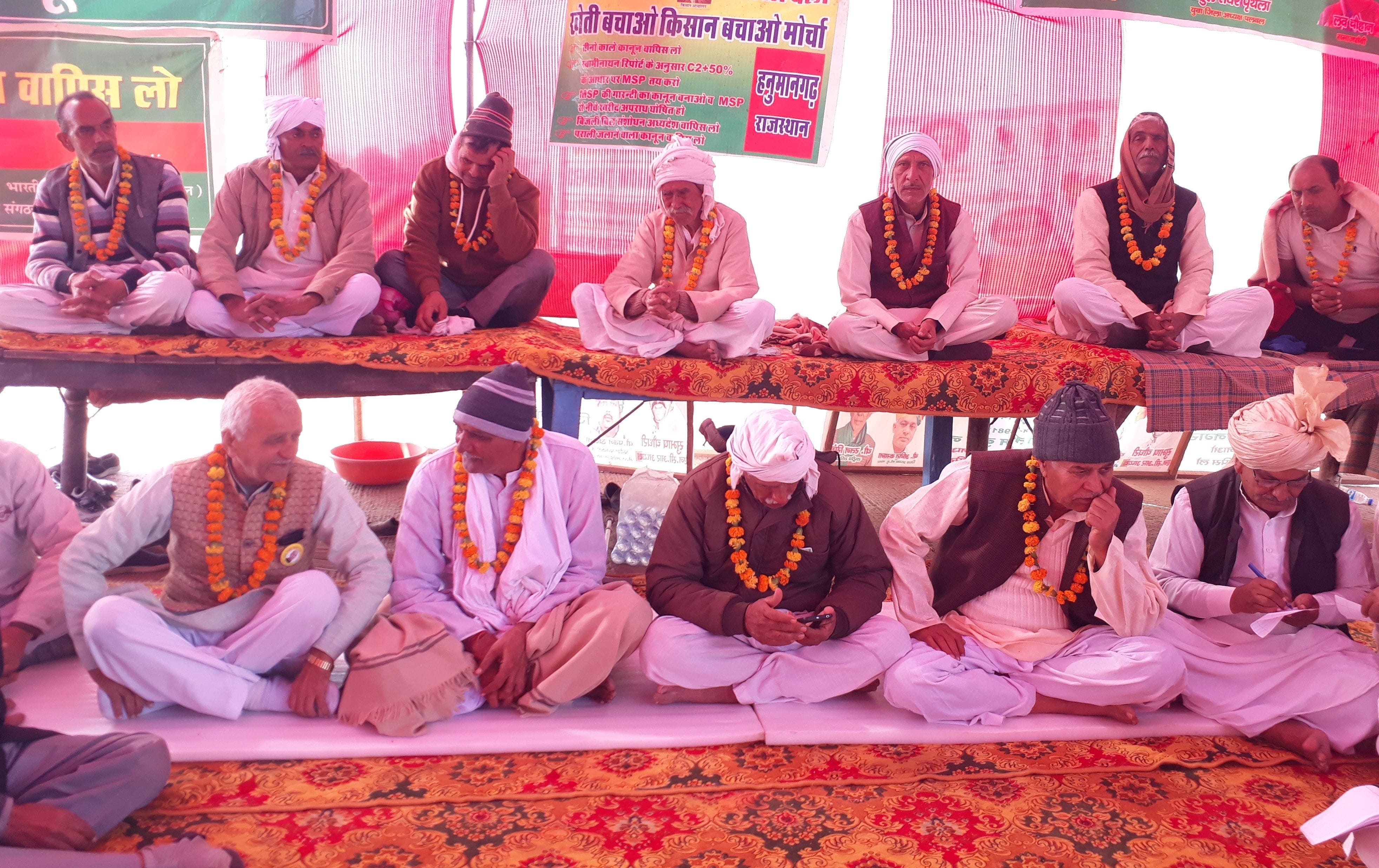 पलवल में अनशन पर बैठे किसान।