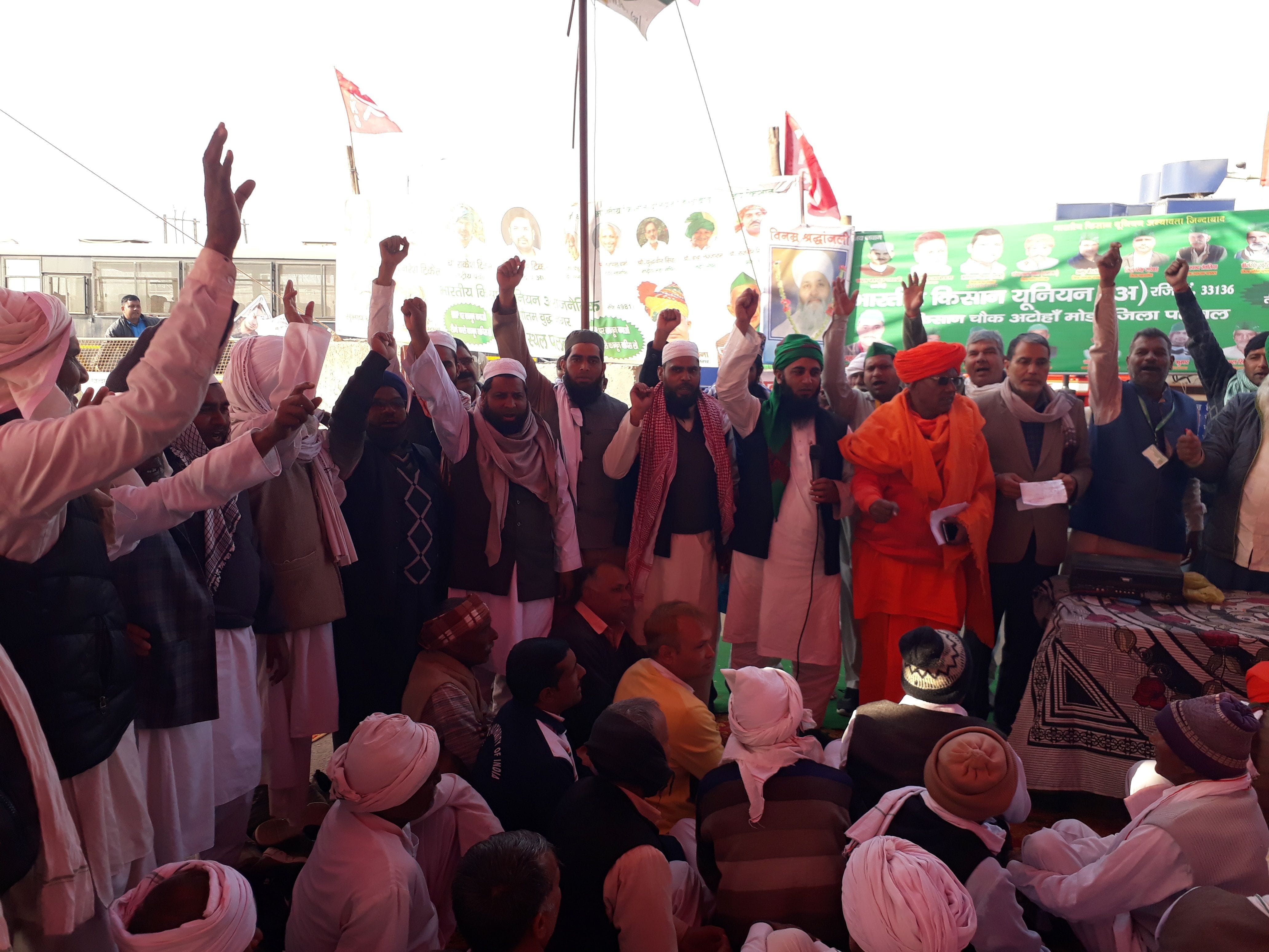 पलवल में धरना स्थल पर किसानों को समर्थन देते मुस्लिम समाज के लोग।
