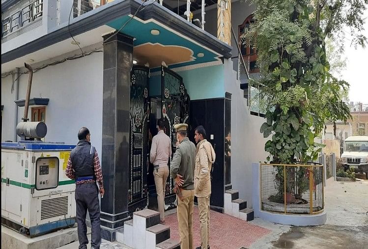 पूर्व मंत्री गायत्री प्रजापति के अमेठी, कानपुर और लखनऊ के घरों पर ईडी का छापा, दस्तावेज खंगाल रहे अफसर
