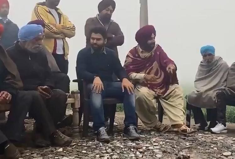वह शॉल ओढ़े सिद्धू, जिस पर विवाद हुआ है।