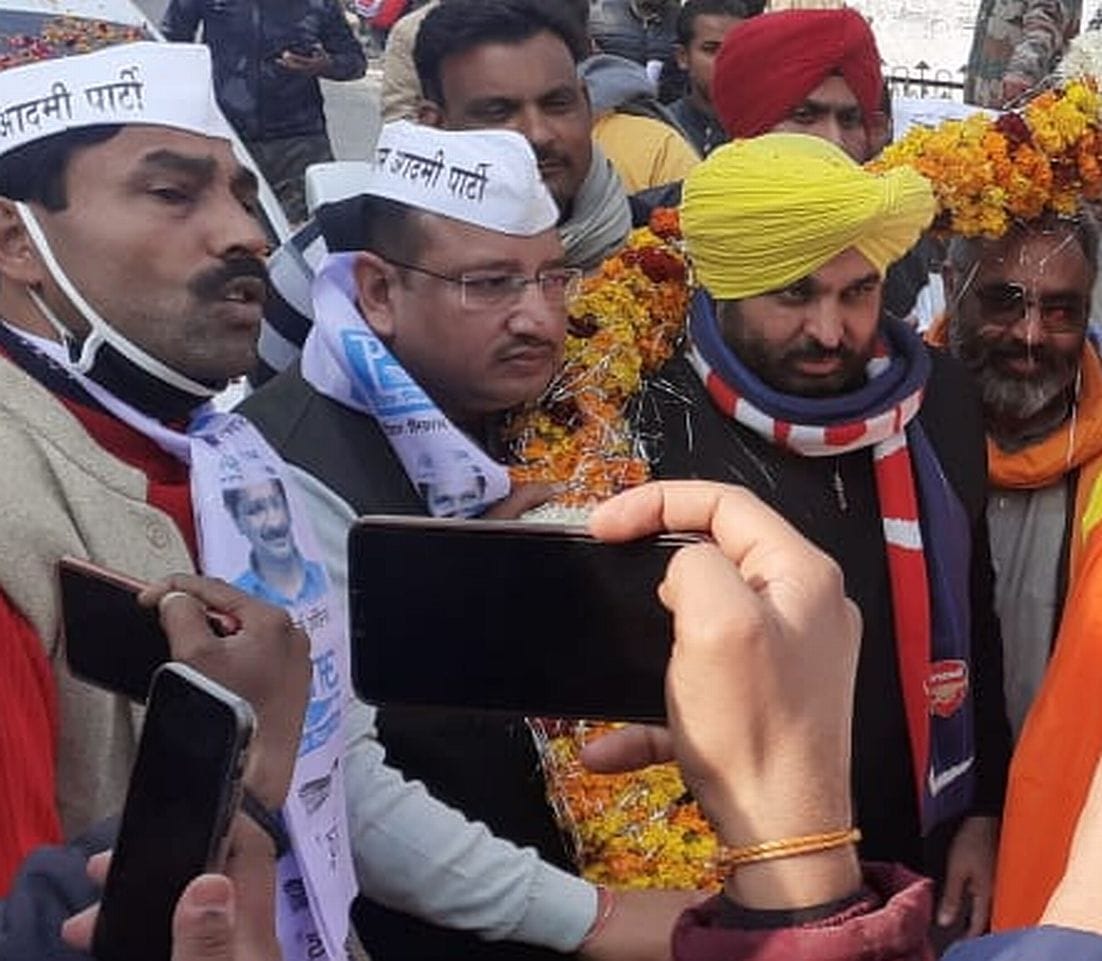 जसपुर में सांसद मान का स्वागत करते पार्टी कार्यकर्ता। जसपुर में सांसद मान का स्वागत करते पार्टी कार्यकर्ता।