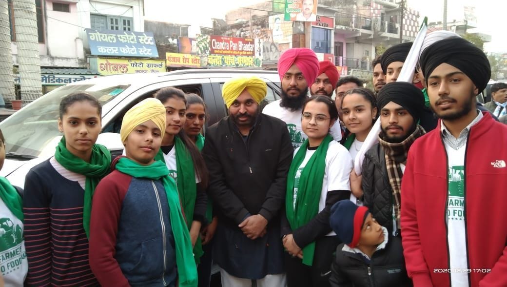 बाजपुर किसान बेटियों को समर्थन देते सांसद भगवंत सिंह मान बाजपुर किसान बेटियों को समर्थन देते सांसद भगवंत सिंह मान