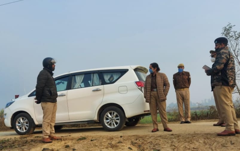 बाग कटान देखने बाजपेई गांव पहुंची आईजी लक्ष्मी सिंह। संवाद