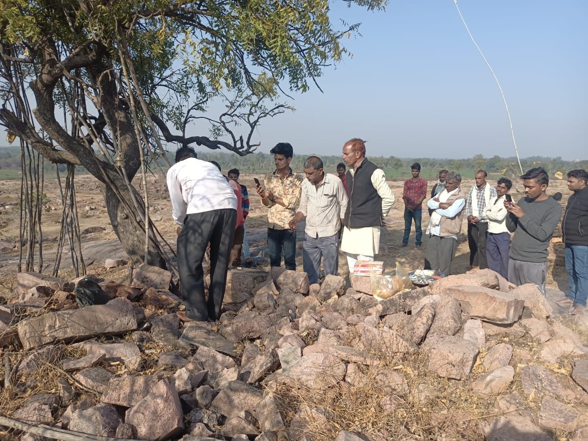 कैप्सन - चबूतरे पर मूर्ति रखवाते ग्रामीण। कैप्सन - चबूतरे पर मूर्ति रखवाते ग्रामीण।