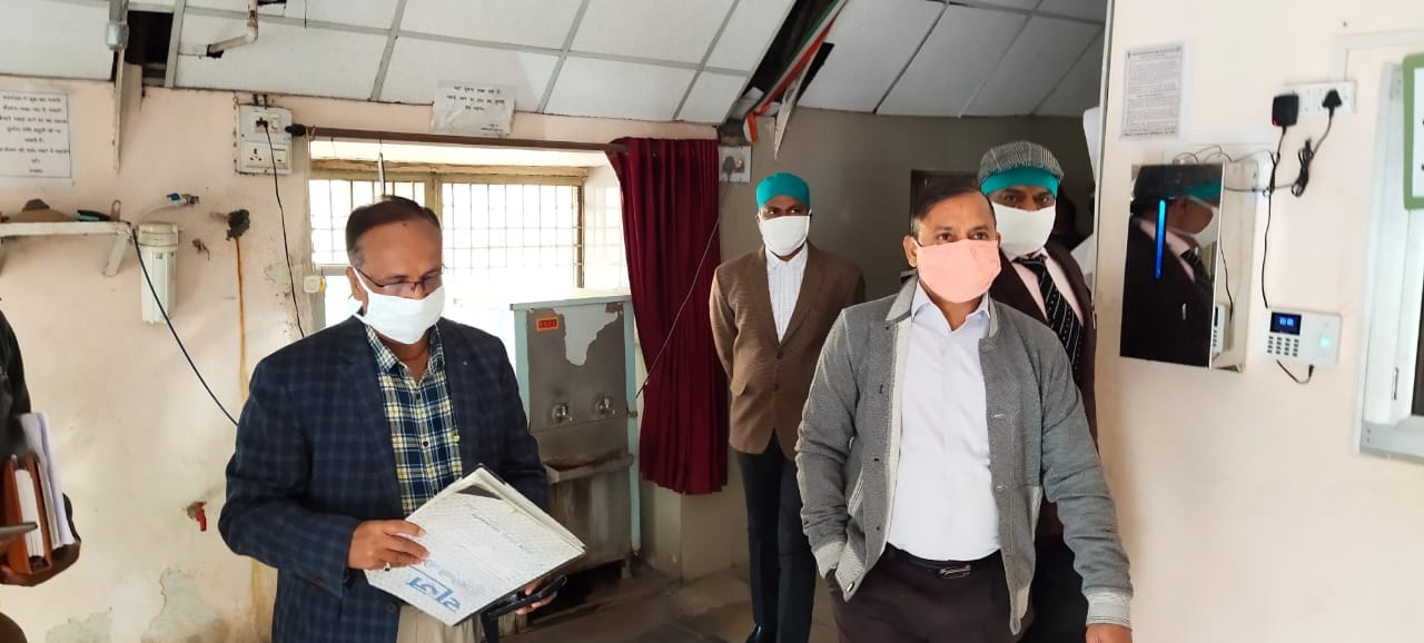 विभिन्न कार्यालयों का निरीक्षण करते मंडलायुक्त सुभाष चंद शर्मा विभिन्न कार्यालयों का निरीक्षण करते मंडलायुक्त सुभाष चंद शर्मा