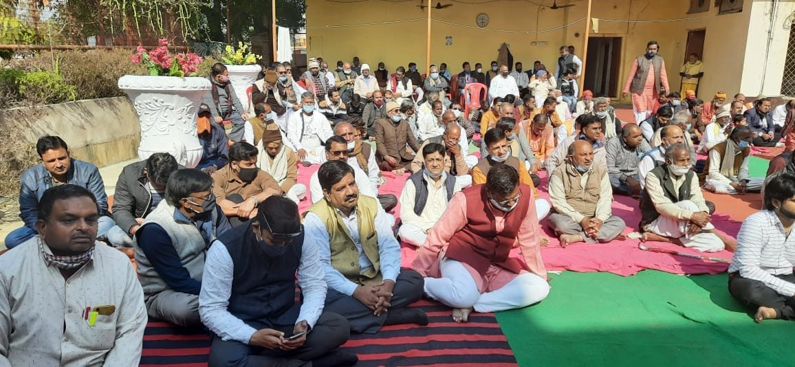 ्रीनृसिंह मंदिर में धर्मसभा में मौजदू लोग ्रीनृसिंह मंदिर में धर्मसभा में मौजदू लोग