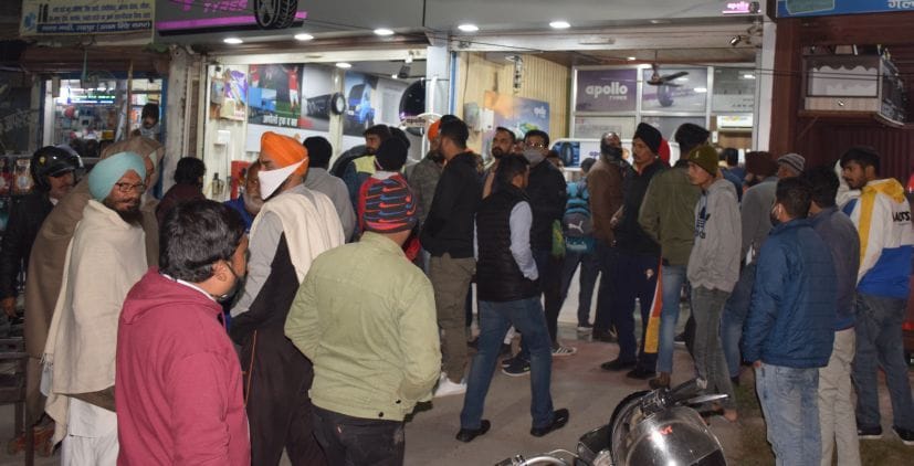 रुद्रपुर के गल्ला मंडी में फायरिंग की घटना के बाद दुकान के बाहर मौजूद भीड़।