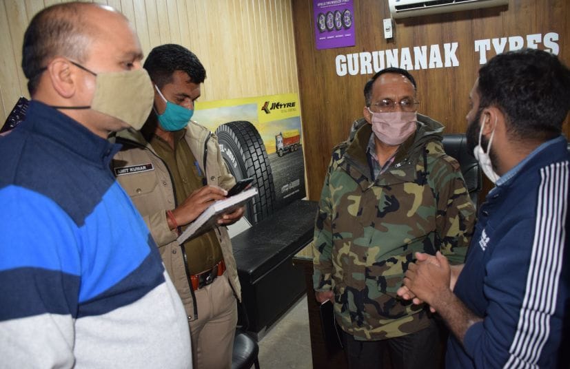 रुद्रपुर के गल्ला मंडी में हुई फायरिंग की घटना की जानकारी लेते एसएसपी और एसपी क्राइम।