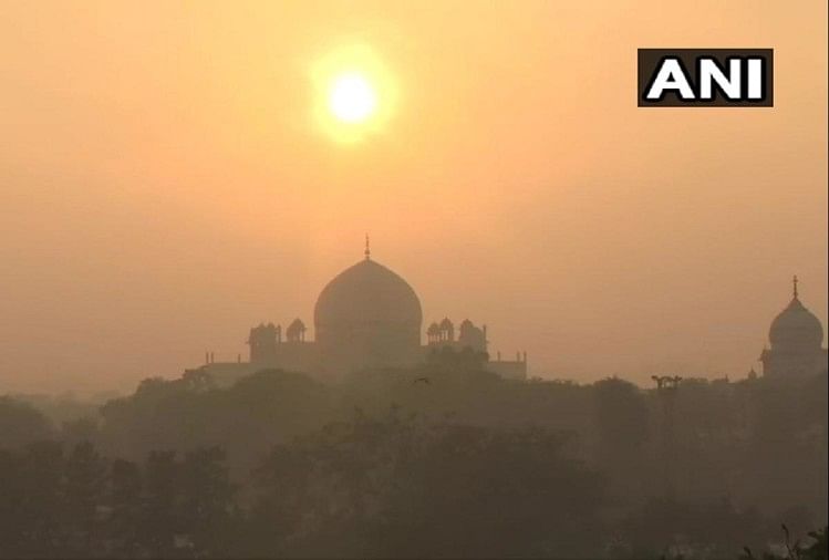 Beautiful view of the setting sun behind the Nizamuddin Dargah in Delhi.
