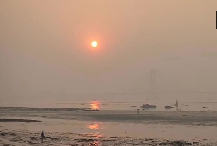 Sunset view on the last day of the year on the beach of Mumbai