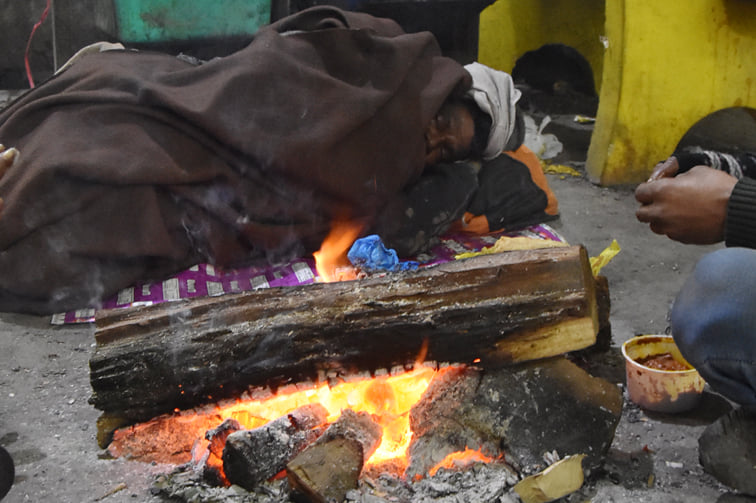 सहारनपुर में ठिठरती ठंड और घने कोहरे में अलाव के सहारे घंटाघर सड़क पर हनुतान मन्दिर के बाहर सोता ? सहारनपुर में ठिठरती ठंड और घने कोहरे में अलाव के सहारे घंटाघर सड़क पर हनुतान मन्दिर के बाहर सोता ?