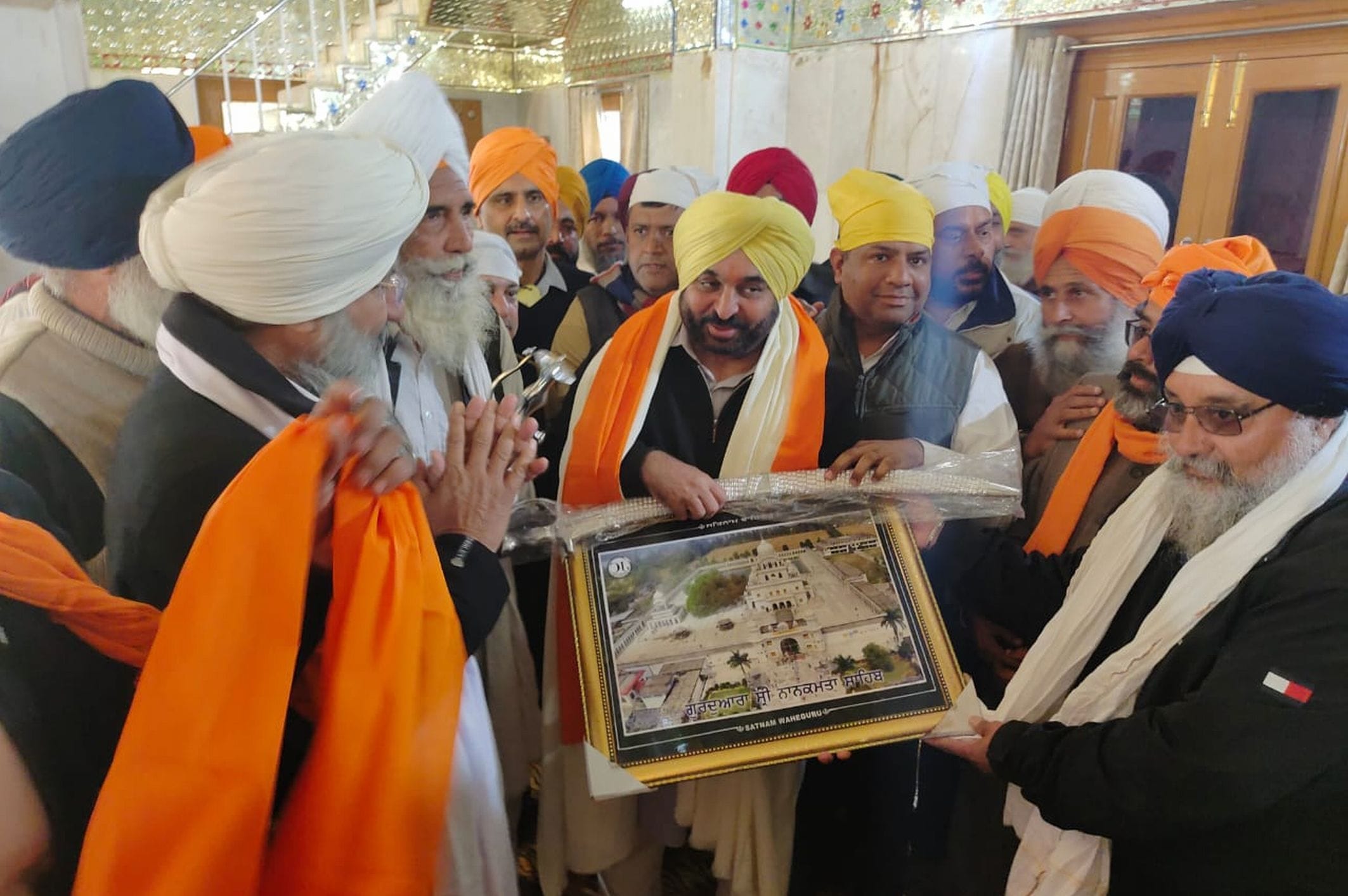 नानकमत्ता गुरुद्वारा साहिब में आप सांसद भगवंत सिंह मान को स्मृति चिन्ह देकर सम्मानित करते गुरुद नानकमत्ता गुरुद्वारा साहिब में आप सांसद भगवंत सिंह मान को स्मृति चिन्ह देकर सम्मानित करते गुरुद