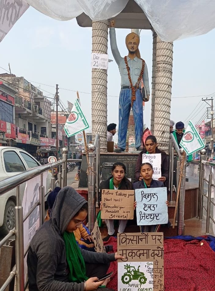 बाजपुर शहीद भगत सिंह चैक पर धरना देती किसान बेटिया। बाजपुर शहीद भगत सिंह चैक पर धरना देती किसान बेटिया।