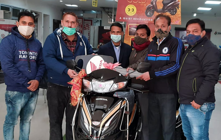 नए साल से पहले ही दुपहिया खरीदने वाला ग्राहक वाहन और चाबी लेते हुए। नए साल से पहले ही दुपहिया खरीदने वाला ग्राहक वाहन और चाबी लेते हुए।