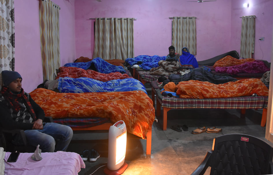 सहारनपुर में ठिठरती ठंड और घने कोहरे के चलते रैन बसरे में आराम करते लोग सहारनपुर में ठिठरती ठंड और घने कोहरे के चलते रैन बसरे में आराम करते लोग