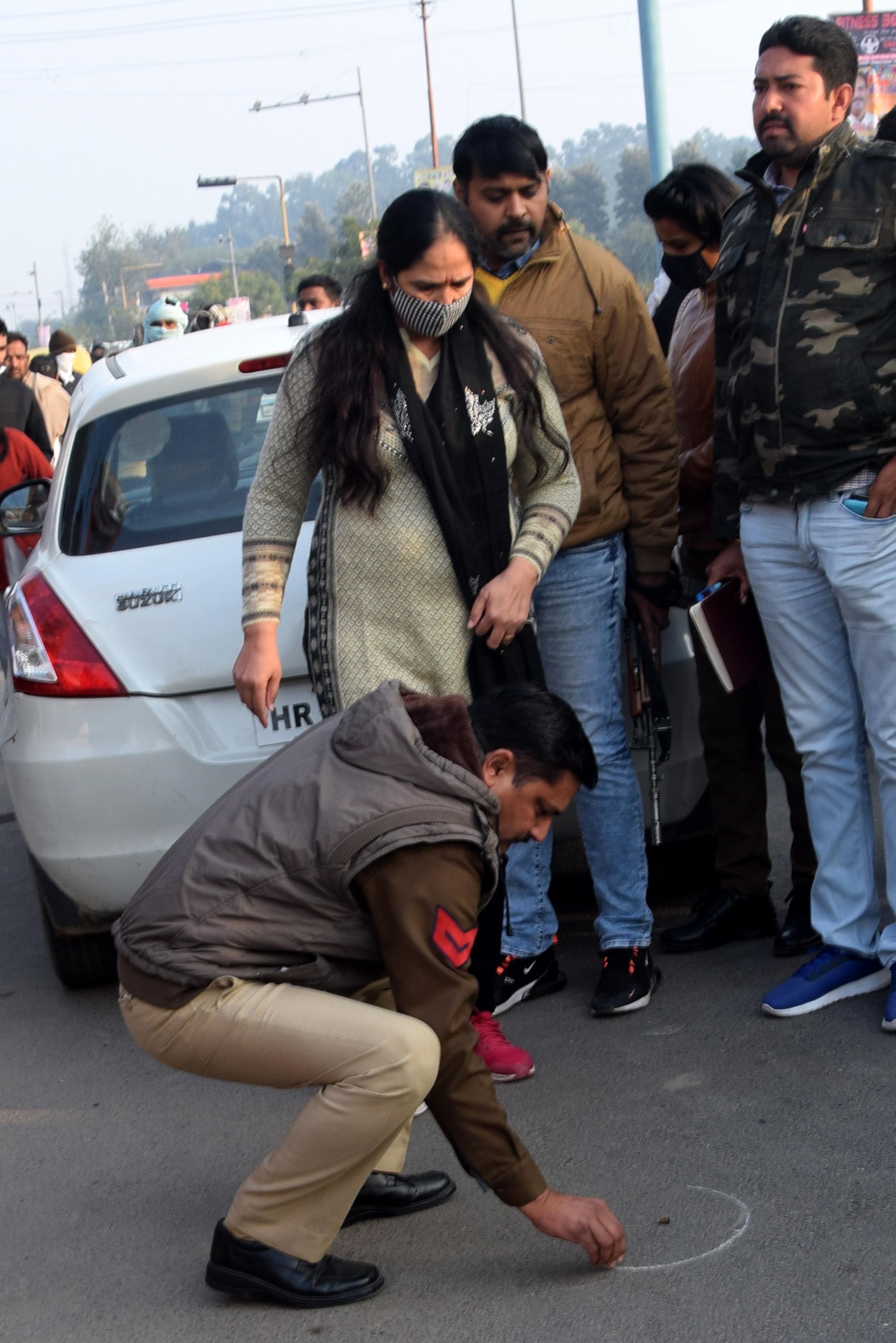 दिल्ली बाईपास चौक के पास कार के अंदर पूजा की गोली मार कर हत्या के बाद मौके पर गिरे कारतूस के खोखे प? दिल्ली बाईपास चौक के पास कार के अंदर पूजा की गोली मार कर हत्या के बाद मौके पर गिरे कारतूस के खोखे प?